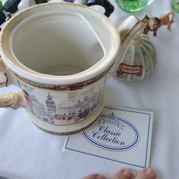 Vintage James Sadler Porcelain Tea Pot Horseguards Made in England London Queen - Picture 8 of 8